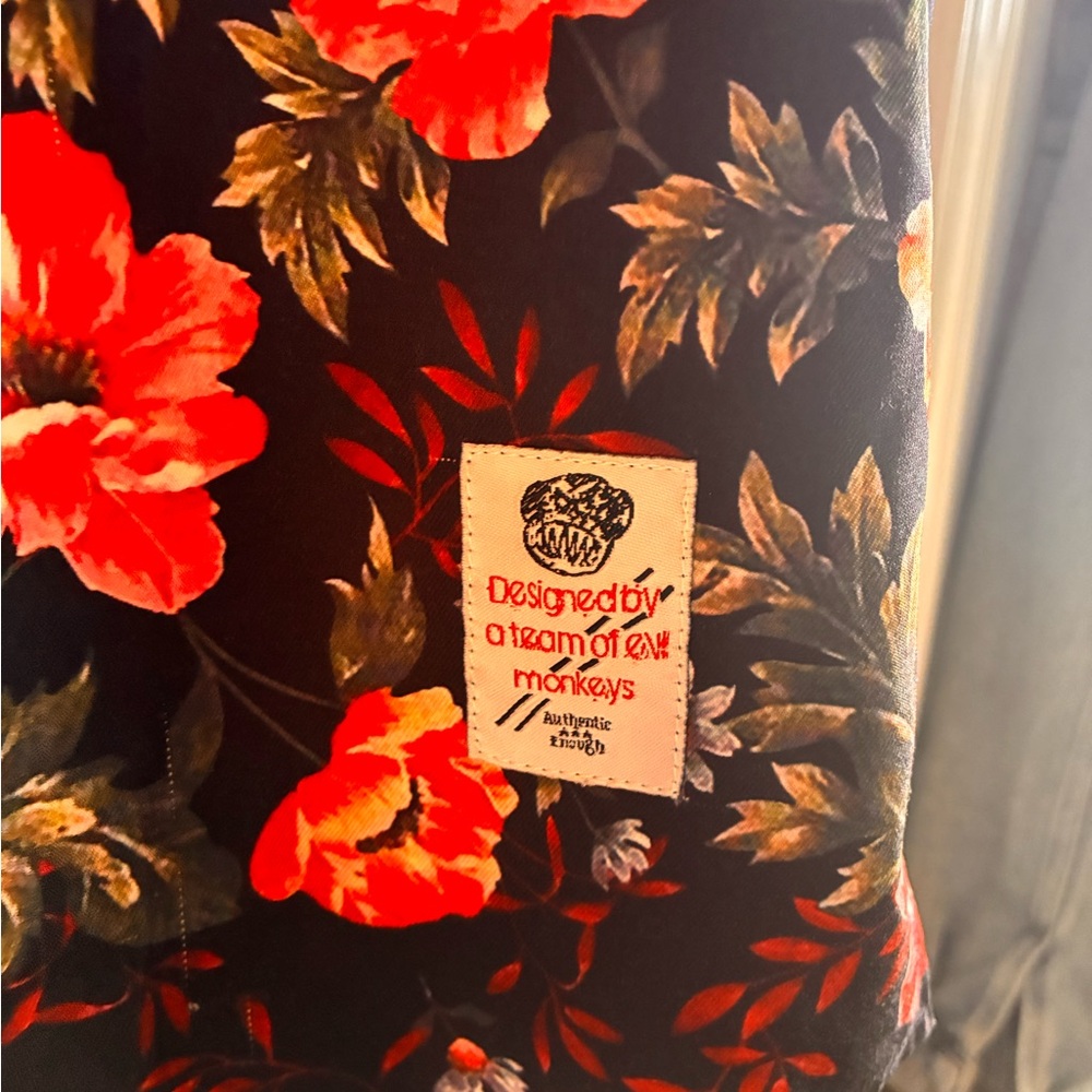 Something Strong Black and Red Floral Men's Shirt Size Small Short Sleeves - Picture 2 of 4